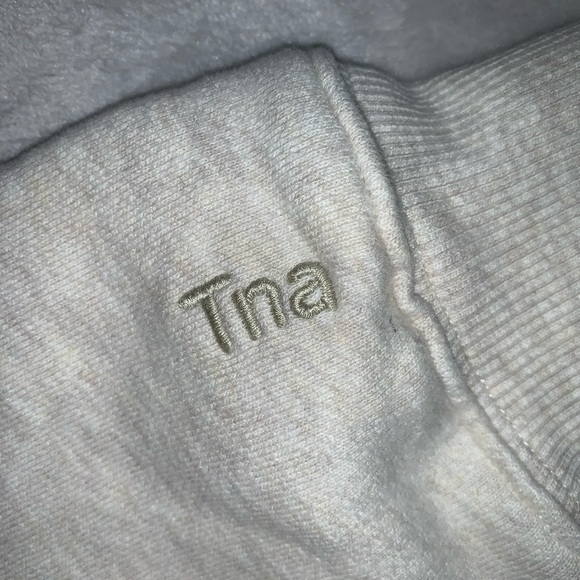 Aritzia TNA Cozy Fleece Perfect Cropped Sweatshirt - Picture 2 of 3